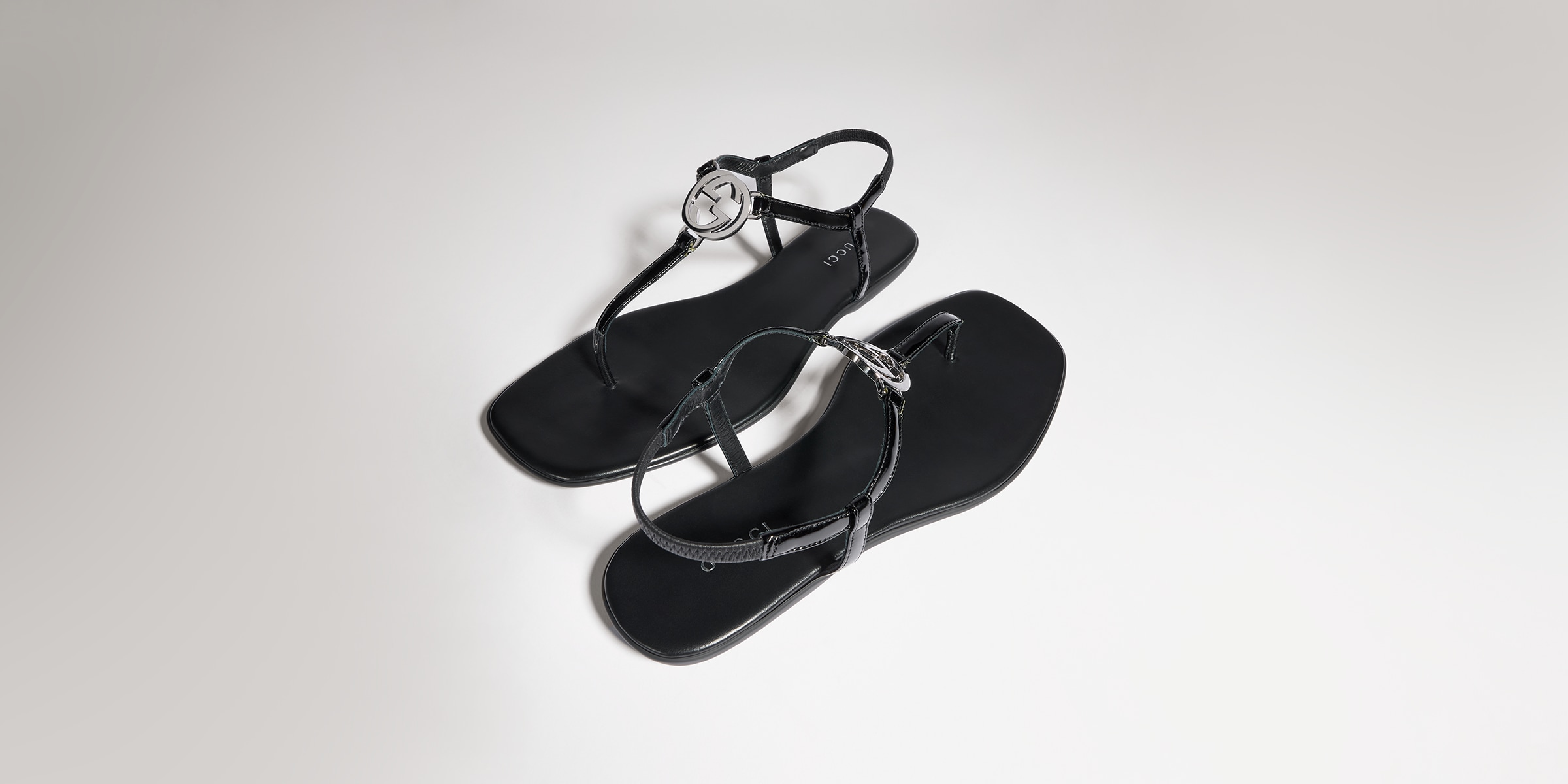 kygy 様 Women's thong sandal with Interlocking G in black patent leather