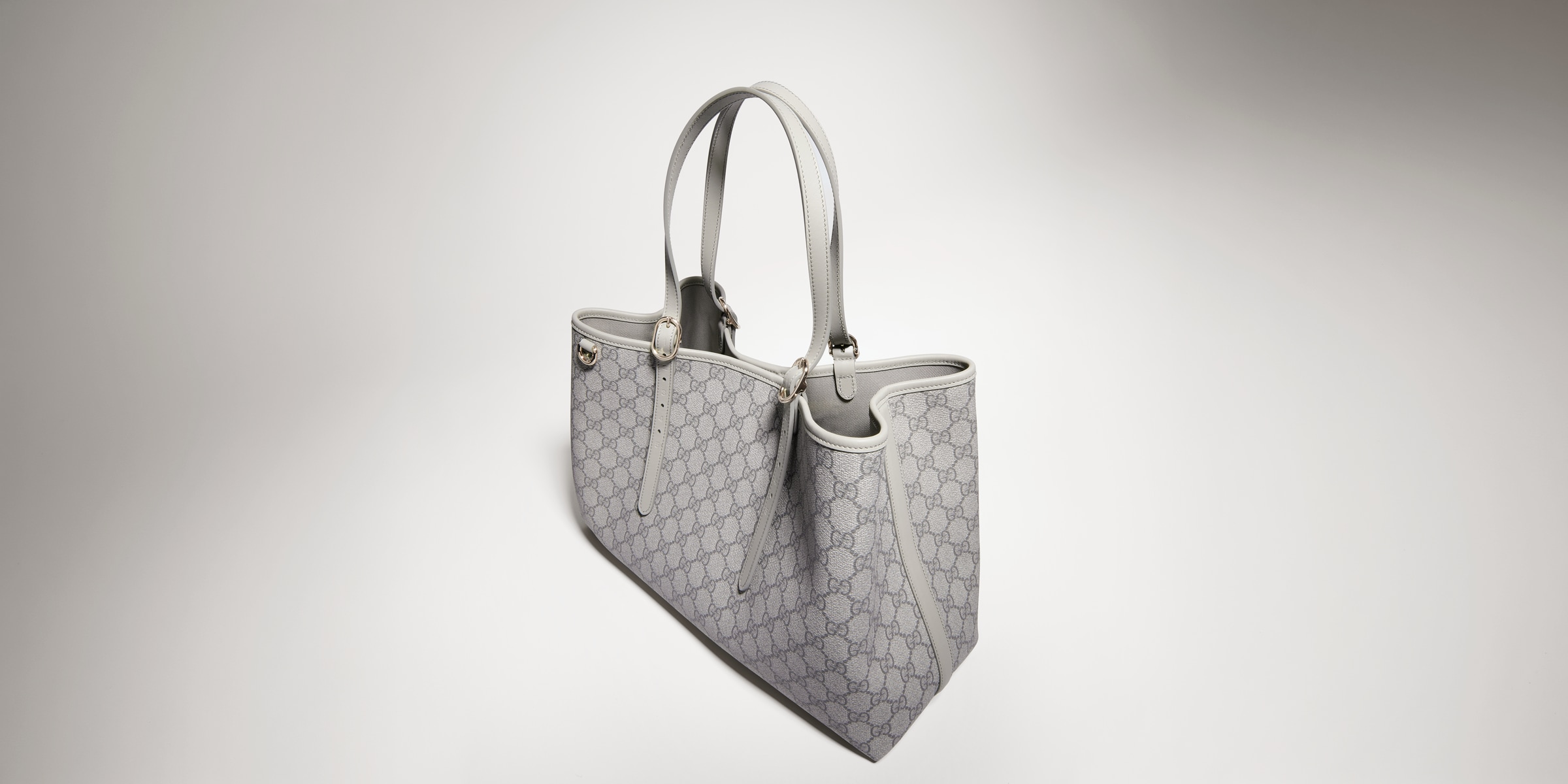 GUCCI シルバー ロゴバッグ GG Emblem large tote bag in grey GG fabric | GUCCI® US