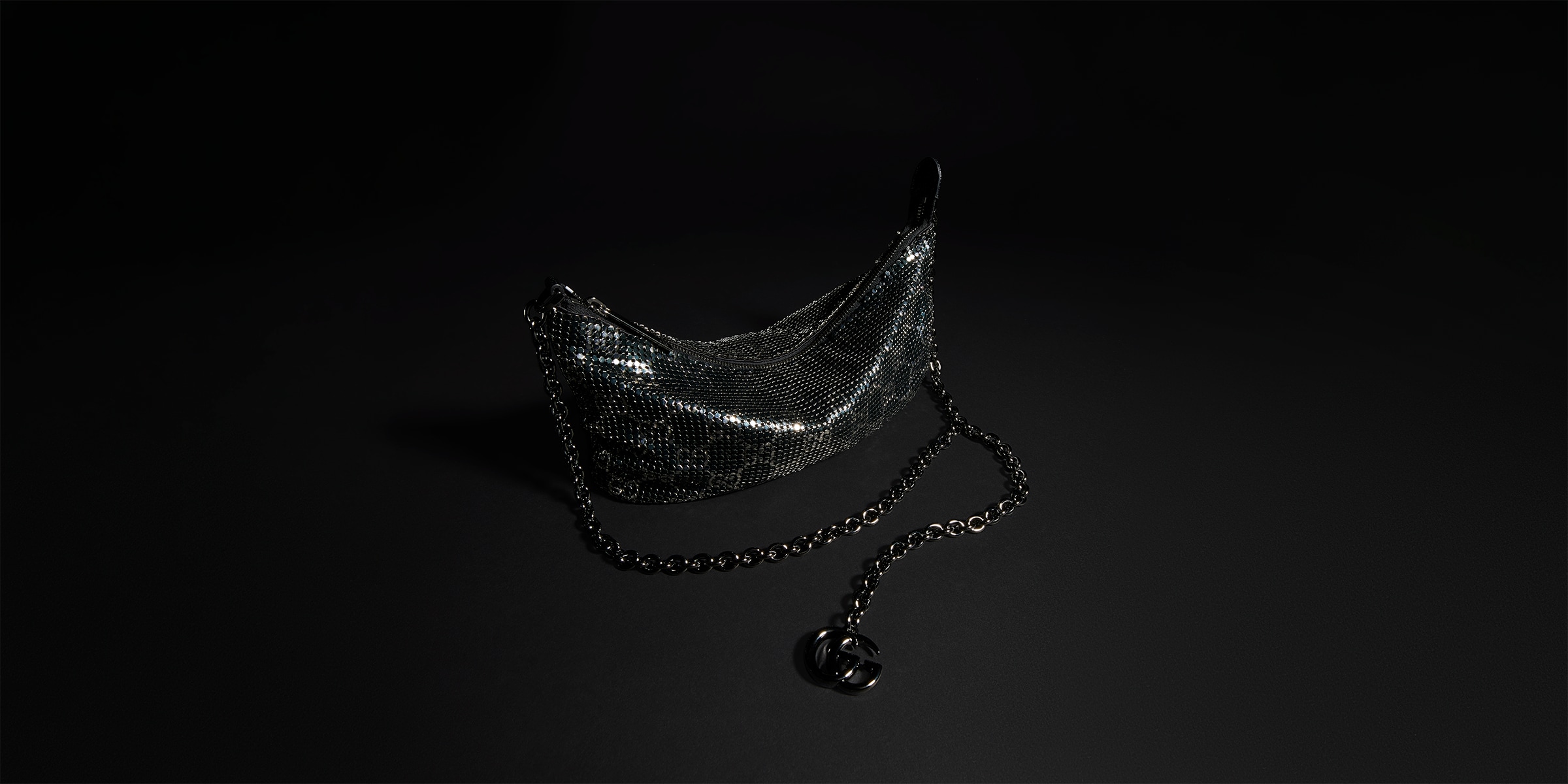 Metallische Abendtasche mit Charm
