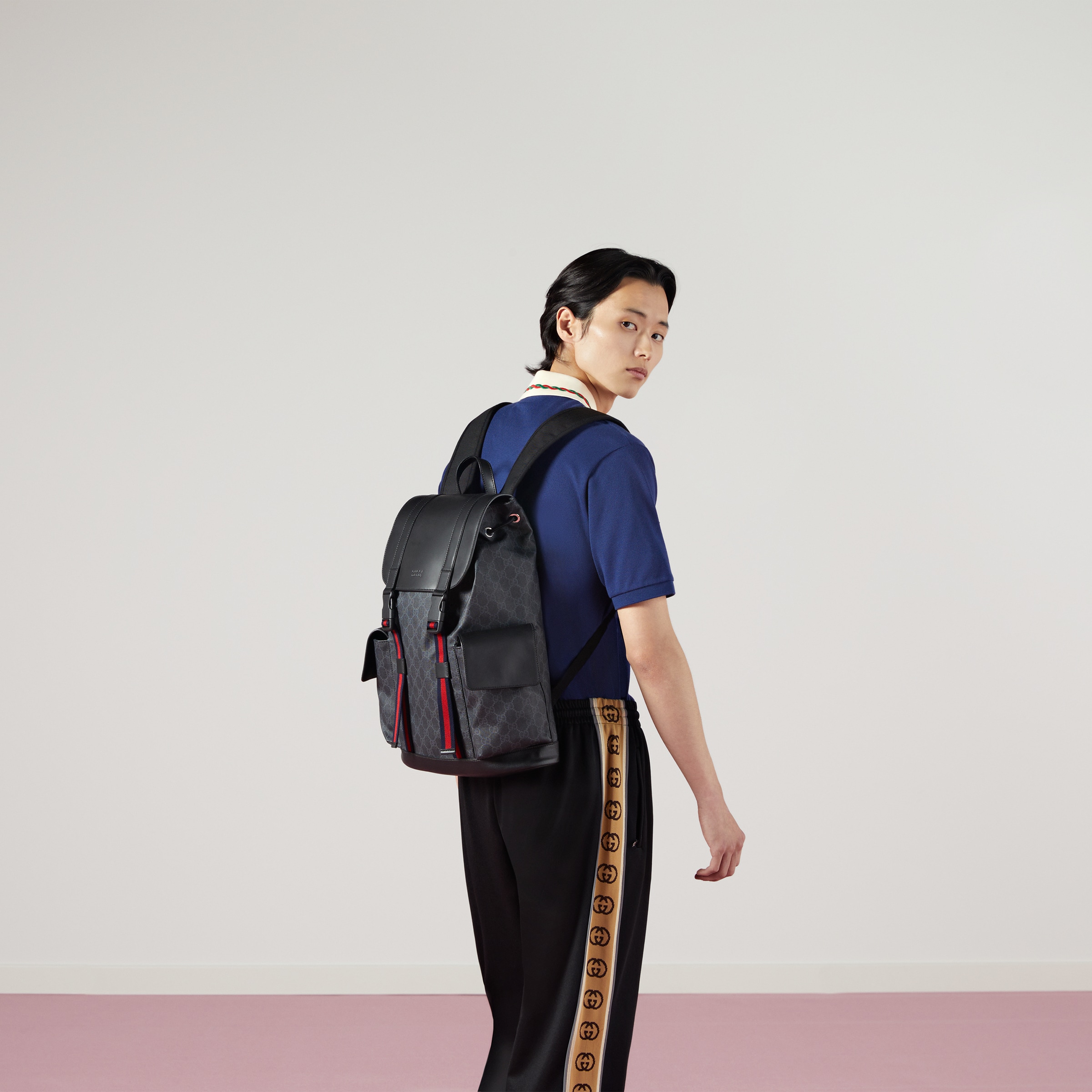 495563_K9R8X_1071_003_100_0000_Light-GG-Black-backpack.jpg