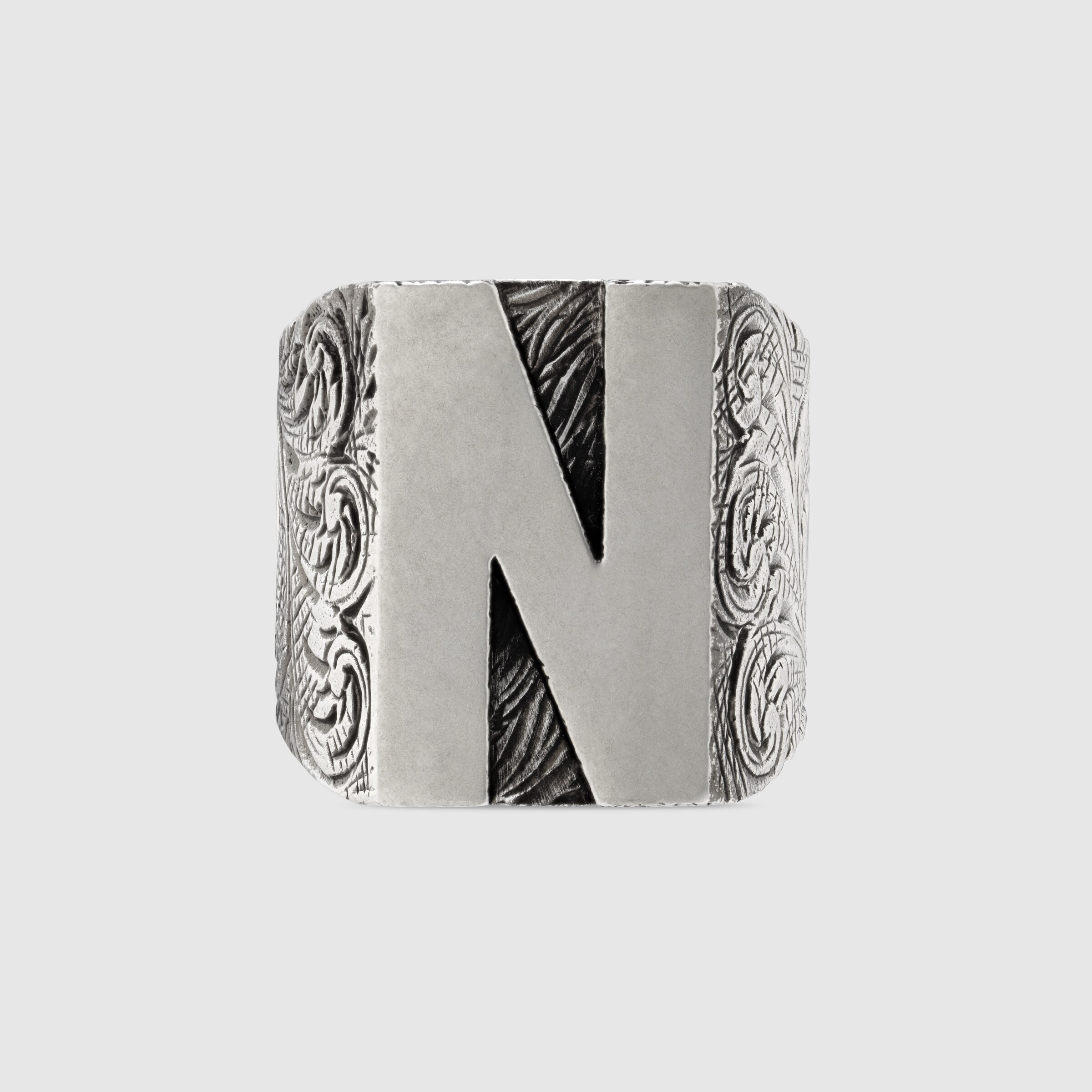 Gucci Letters Ring aus Silber mit Buchstabe „N“ in Sterlingsilber 925 GUCCI® DE