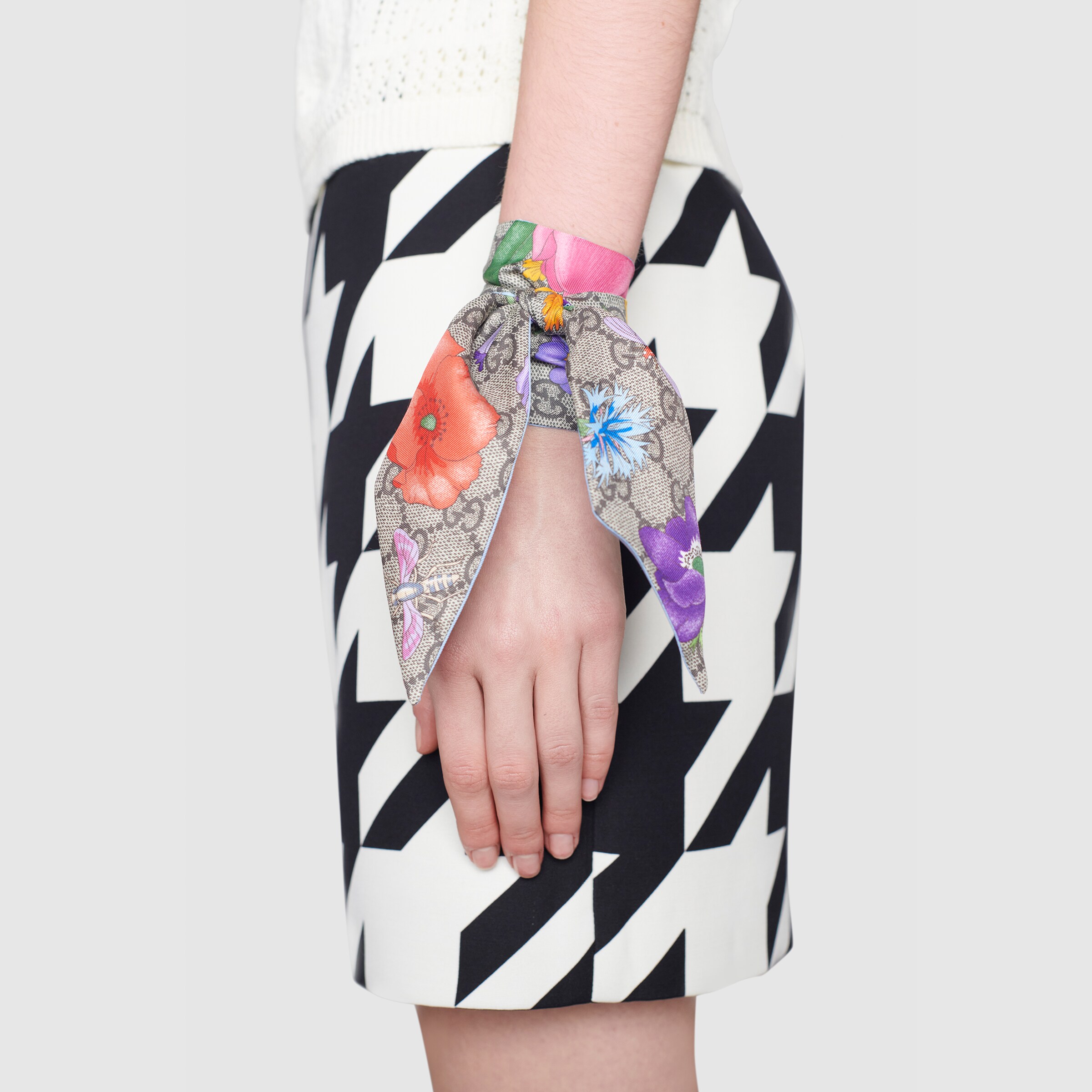 609317_3G001_9769_008_100_0000_Light-GG-Flora-print-silk-neck-bow.jpg