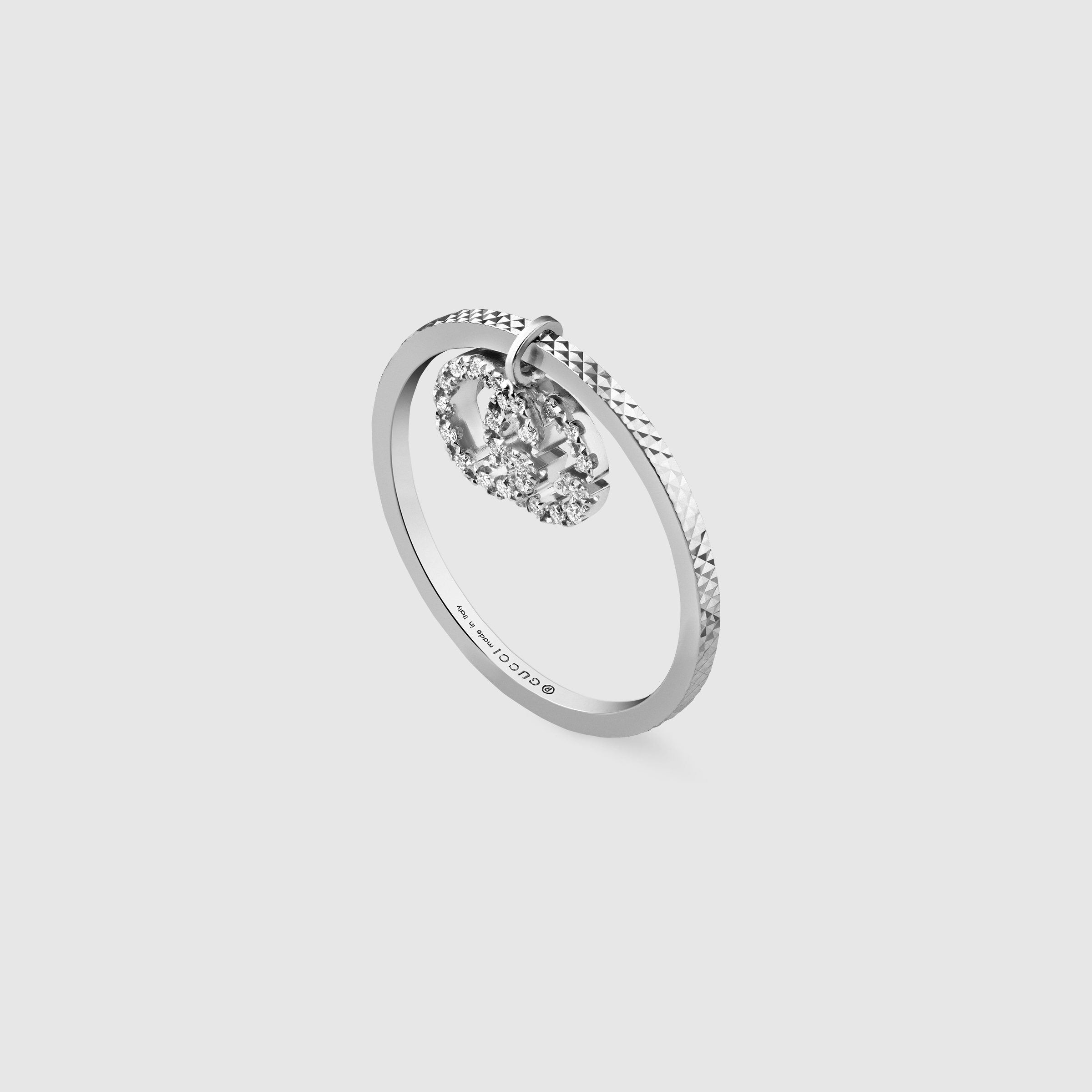 648596_J8568_9066_002_100_0000_Light-GG-Running-18k-ring-with-diamonds.jpg