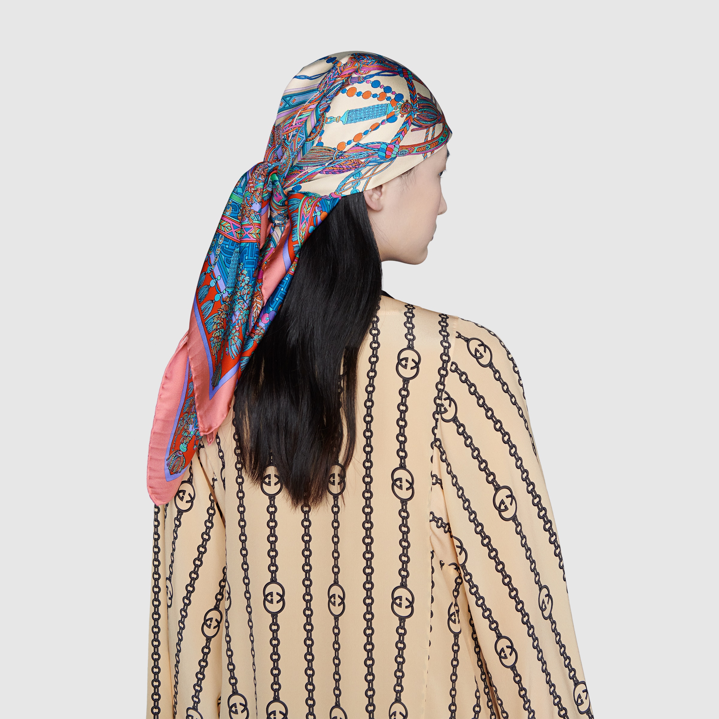 647481_3G001_5874_008_100_0000_Light-Tassel-and-chain-print-silk-scarf.jpg