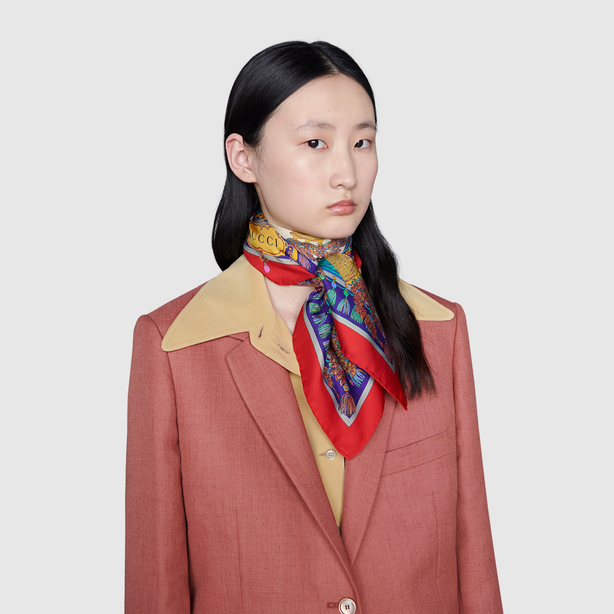 647481_3G001_6568_008_100_0000_Light-Tassel-and-chain-print-silk-scarf.jpg