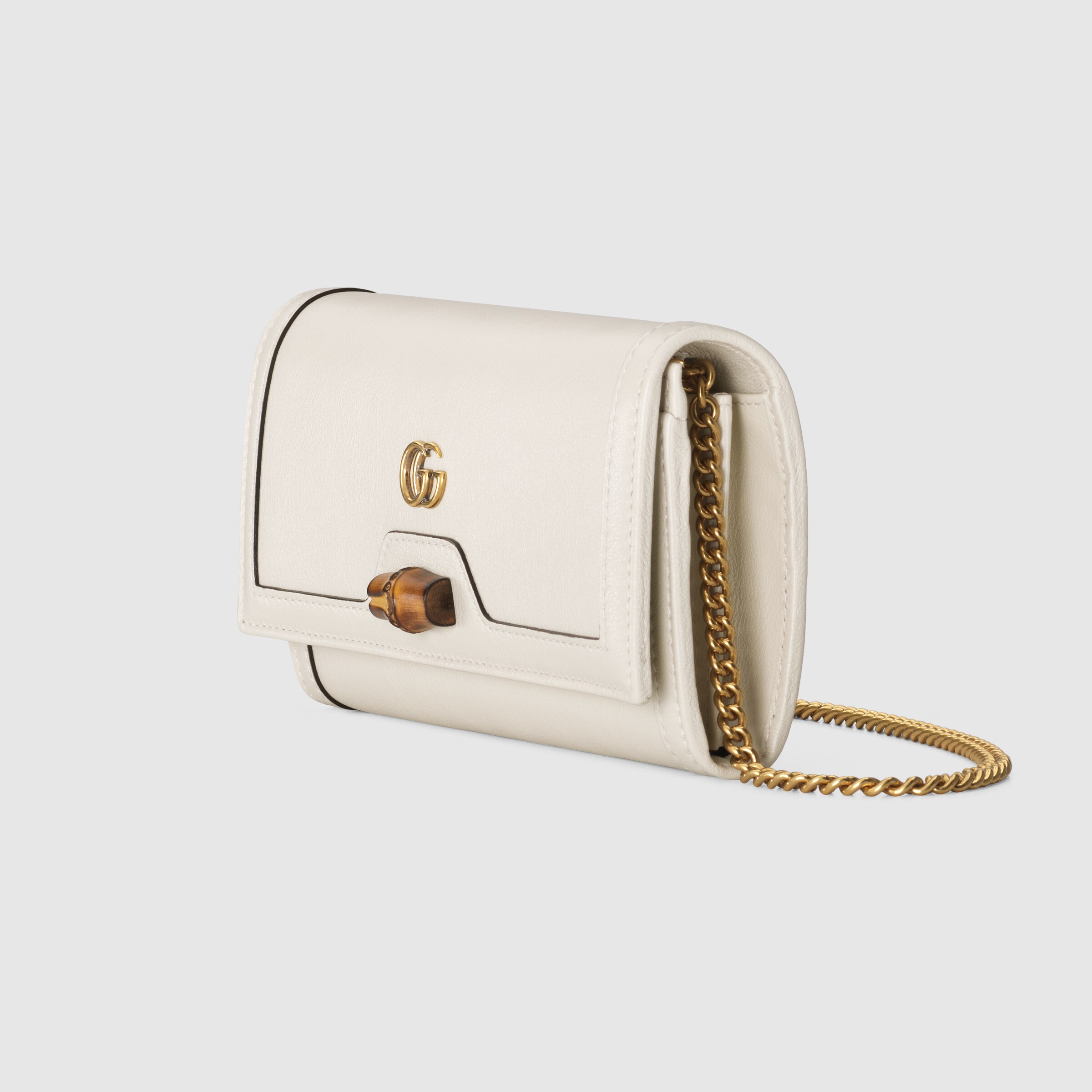 658243_17Q0T_9022_002_100_0015_Light-Gucci-Diana-chain-wallet.jpg