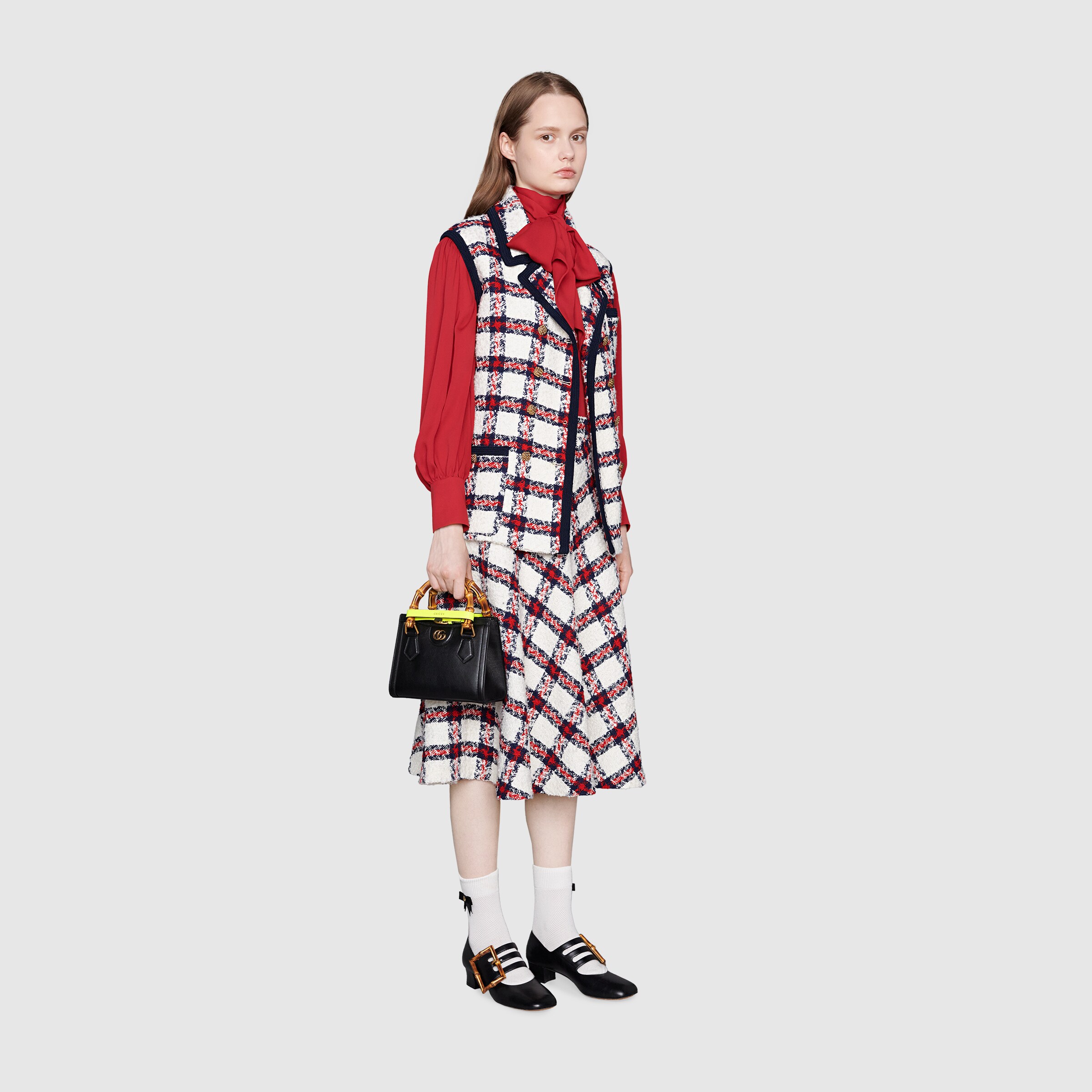 655661_17QDT_1175_011_100_0000_Light-Gucci-Diana-mini-tote-bag.jpg