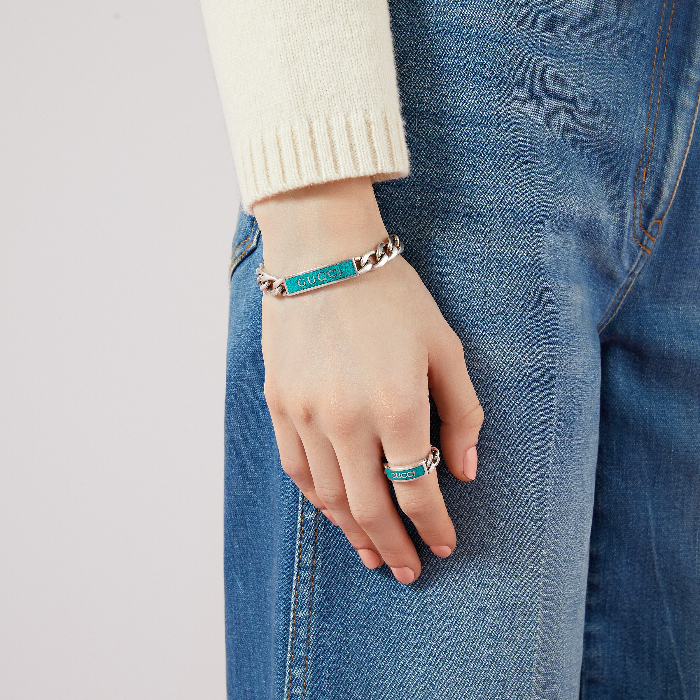 678712_J8410_8183_003_100_0000_Light-Enamel-bracelet-with-Gucci-logo.jpg