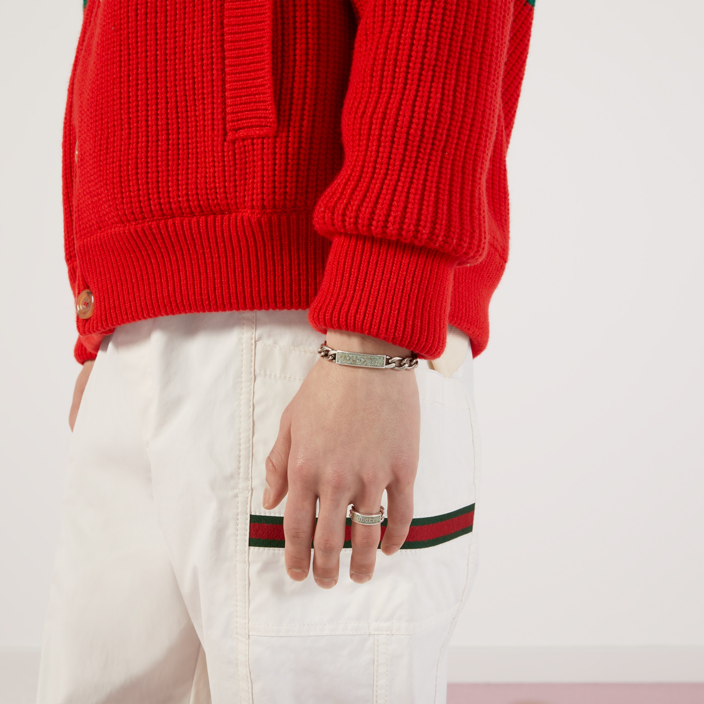 678712_J8410_9071_003_100_0000_Light-Enamel-bracelet-with-Gucci-logo.jpg