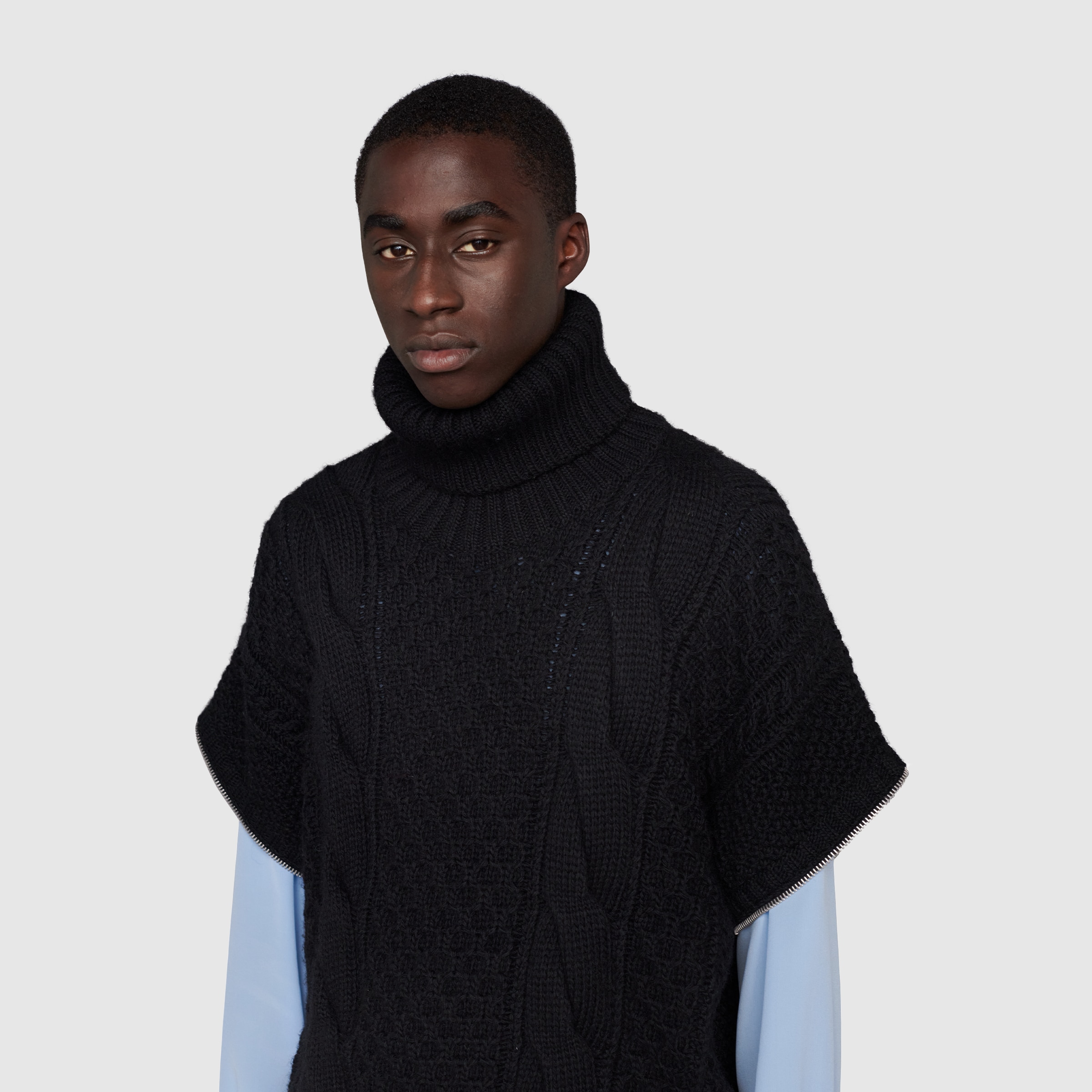 681621_XKB22_1000_010_100_0000_Light-Cable-knit-turtleneck-with-detachable-sleeves.jpg