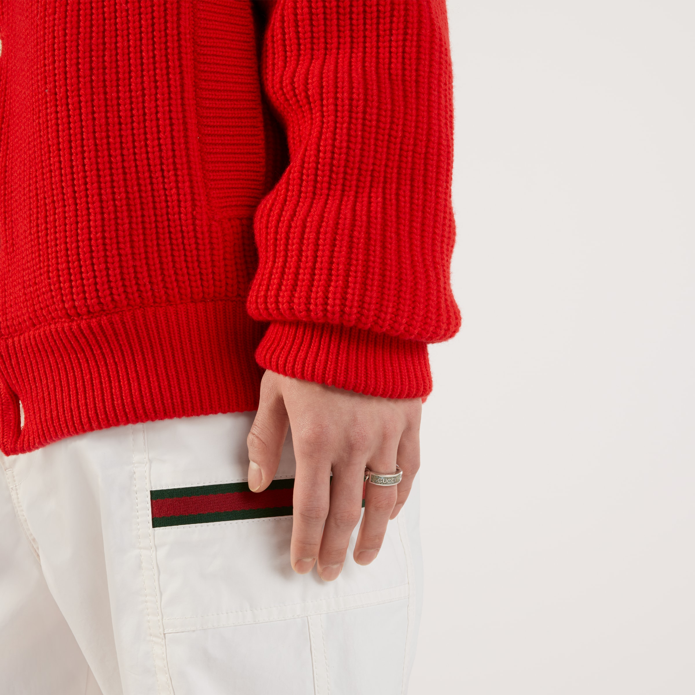 678711_J8410_9071_003_100_0000_Light-Gucci-logo-ring-with-enamel.jpg