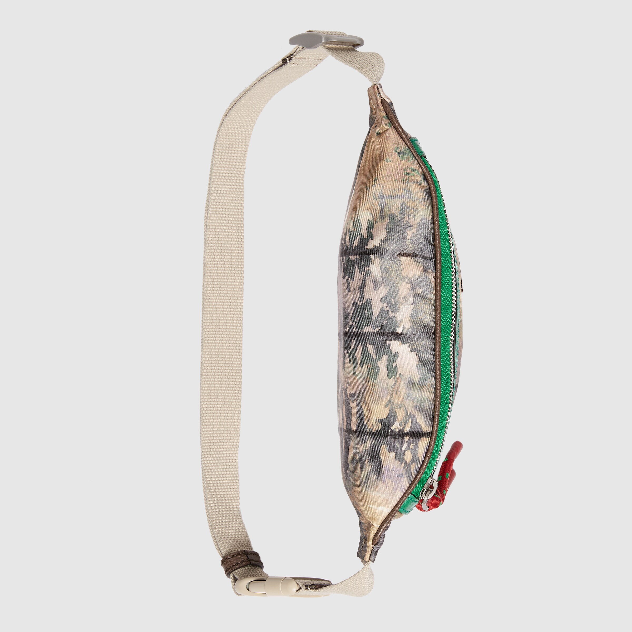 650299_UIMBN_3198_006_067_0016_Light-The-North-Face-x-Gucci-belt-bag.jpg