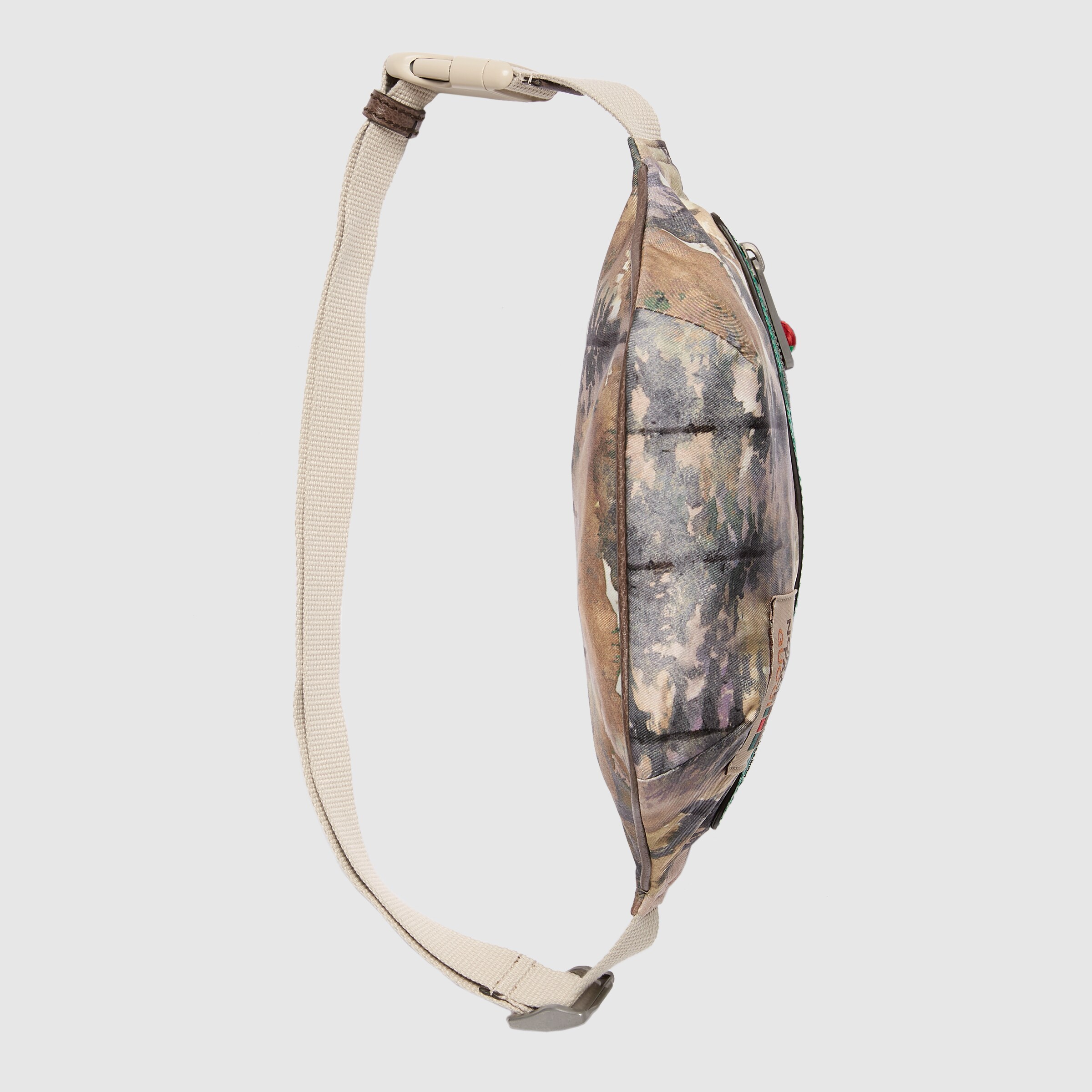 650299_UIMBN_3198_009_067_0016_Light-The-North-Face-x-Gucci-belt-bag.jpg
