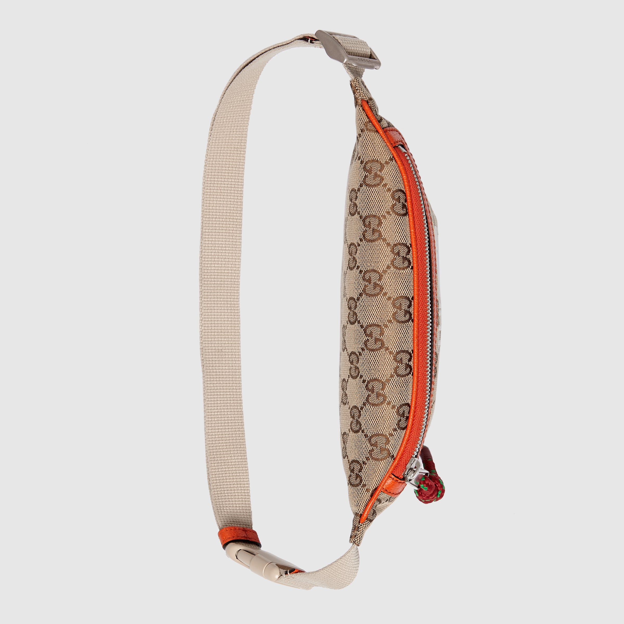 650299_GY5UN_8895_006_067_0037_Light-The-North-Face-x-Gucci-belt-bag.jpg