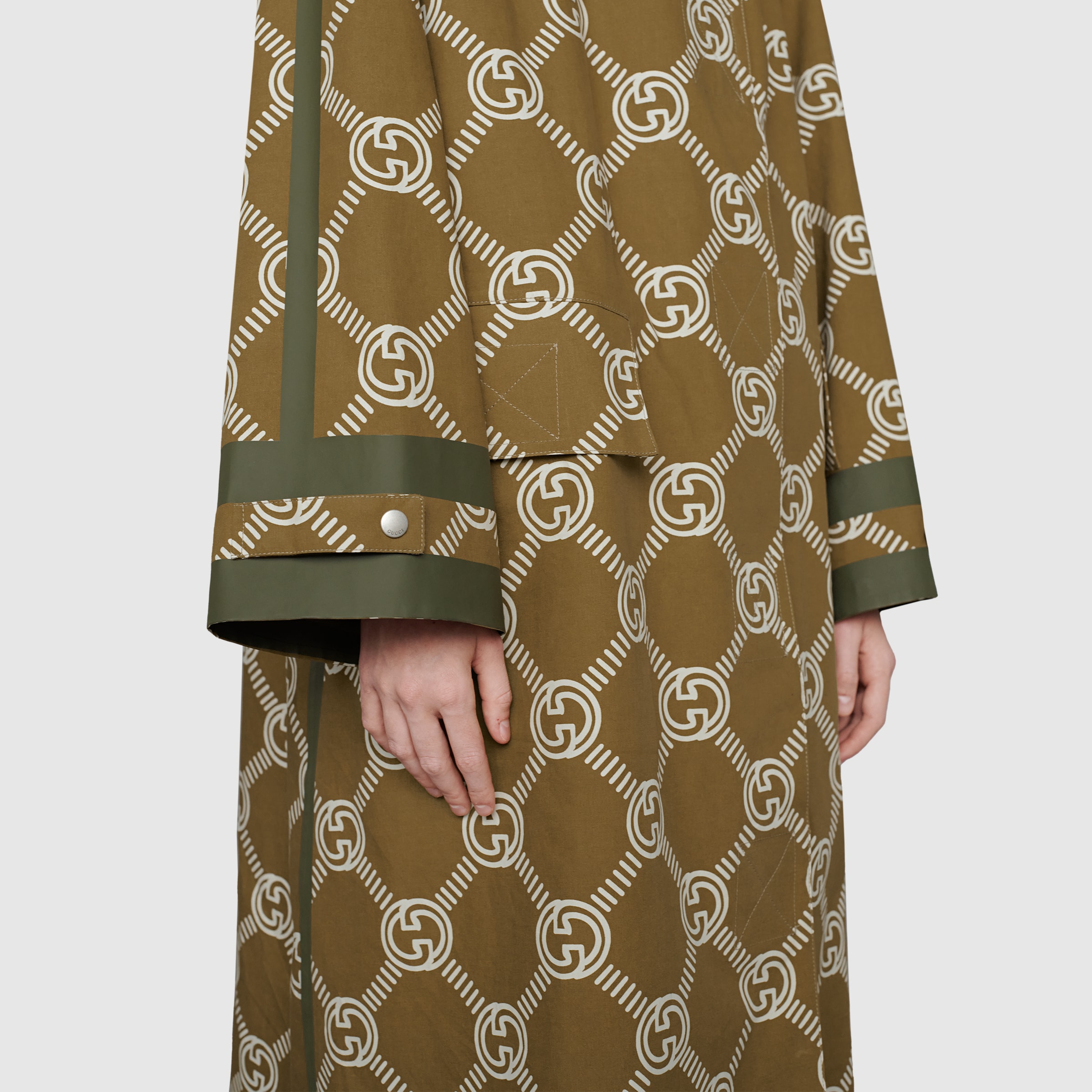 676415_ZAIBC_2255_012_100_0000_Light-Gucci-100-Interlocking-G-coat.jpg