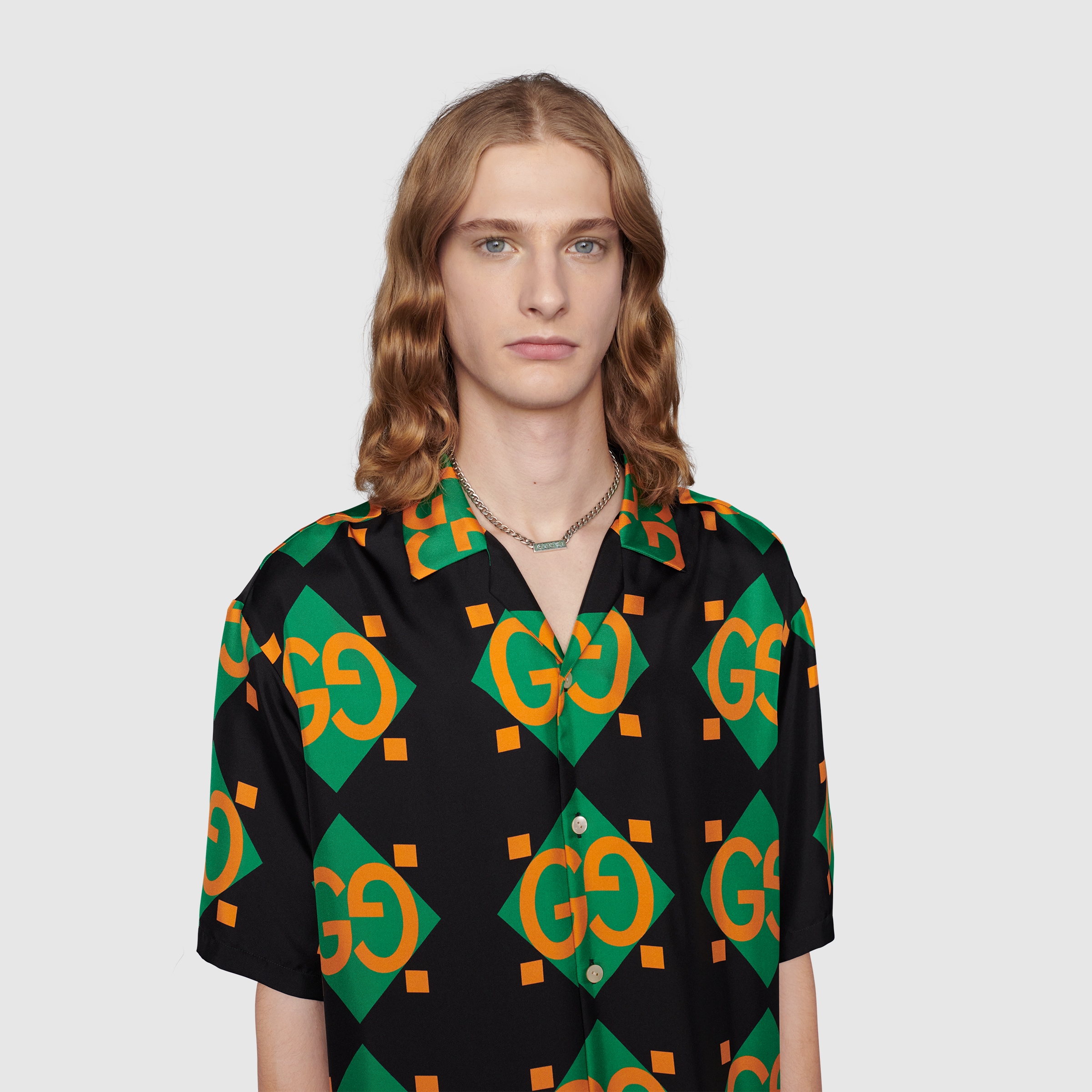 678713_J8410_9071_008_100_0000_Light-Enamel-necklace-with-Gucci-logo.jpg