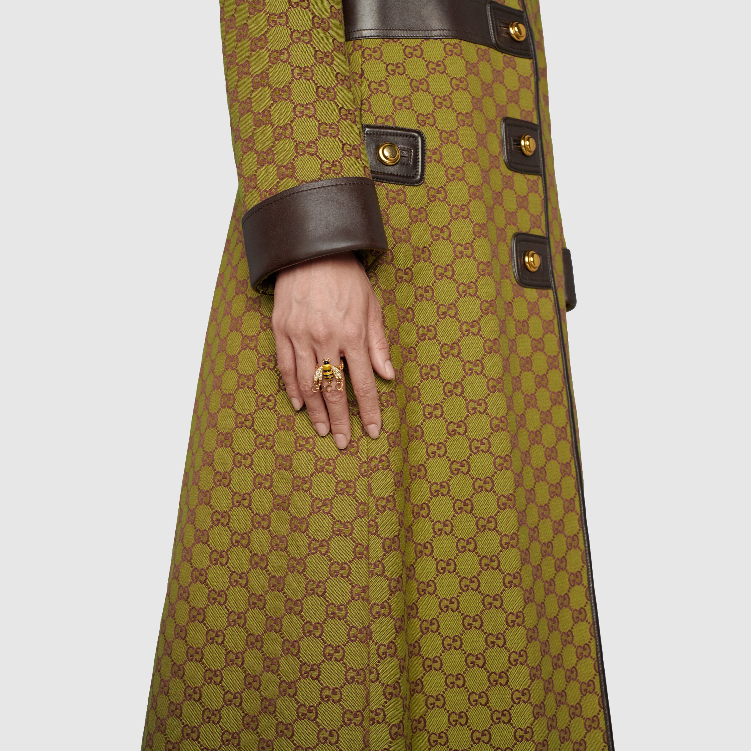 679015_I6656_8097_008_100_0000_Light-Bee-ring-with-Gucci-script.jpg