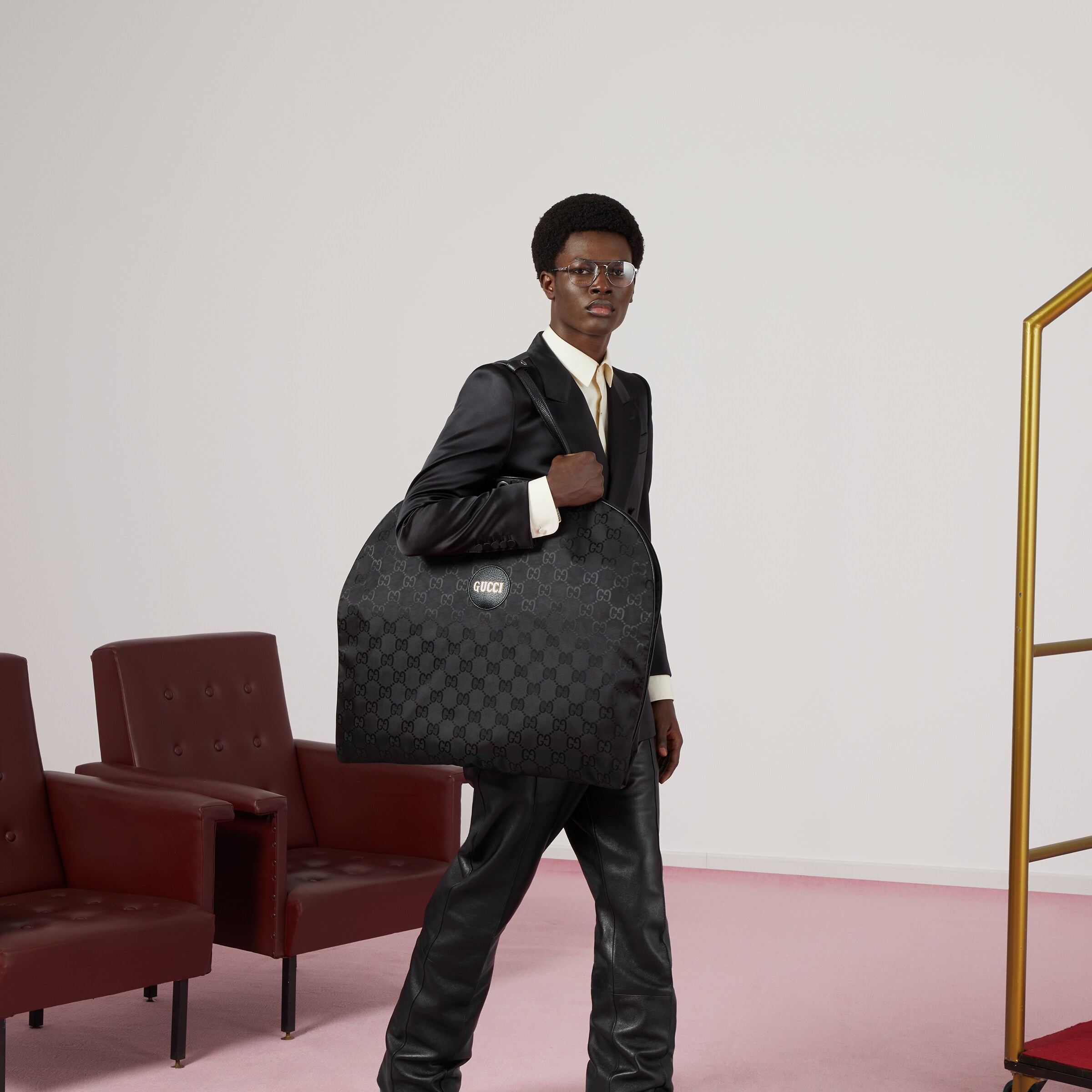 674250_UKDTN_1000_003_100_0000_Light-Gucci-Off-The-Grid-garment-bag.jpg