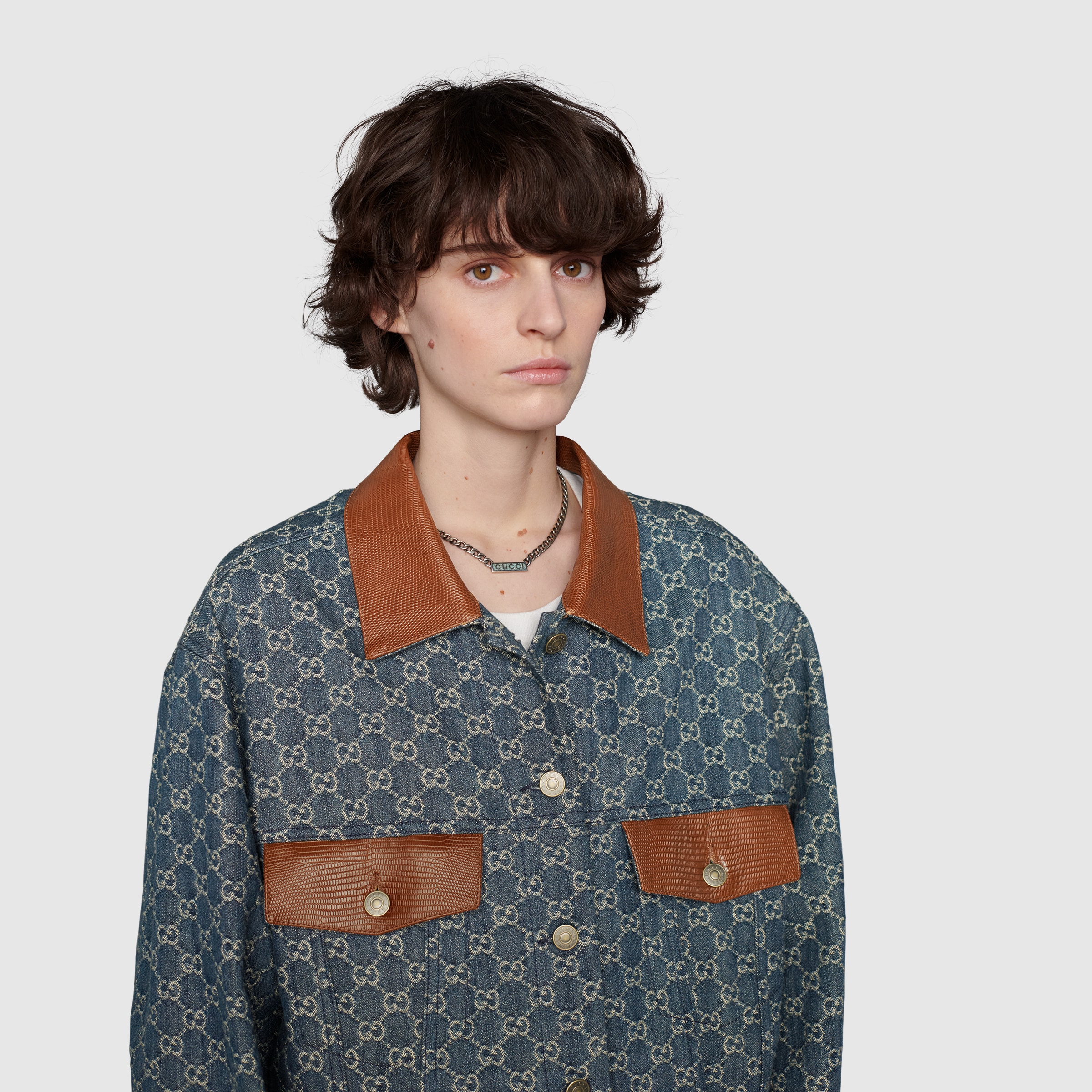678713_J8410_9071_009_100_0000_Light-Enamel-necklace-with-Gucci-logo.jpg