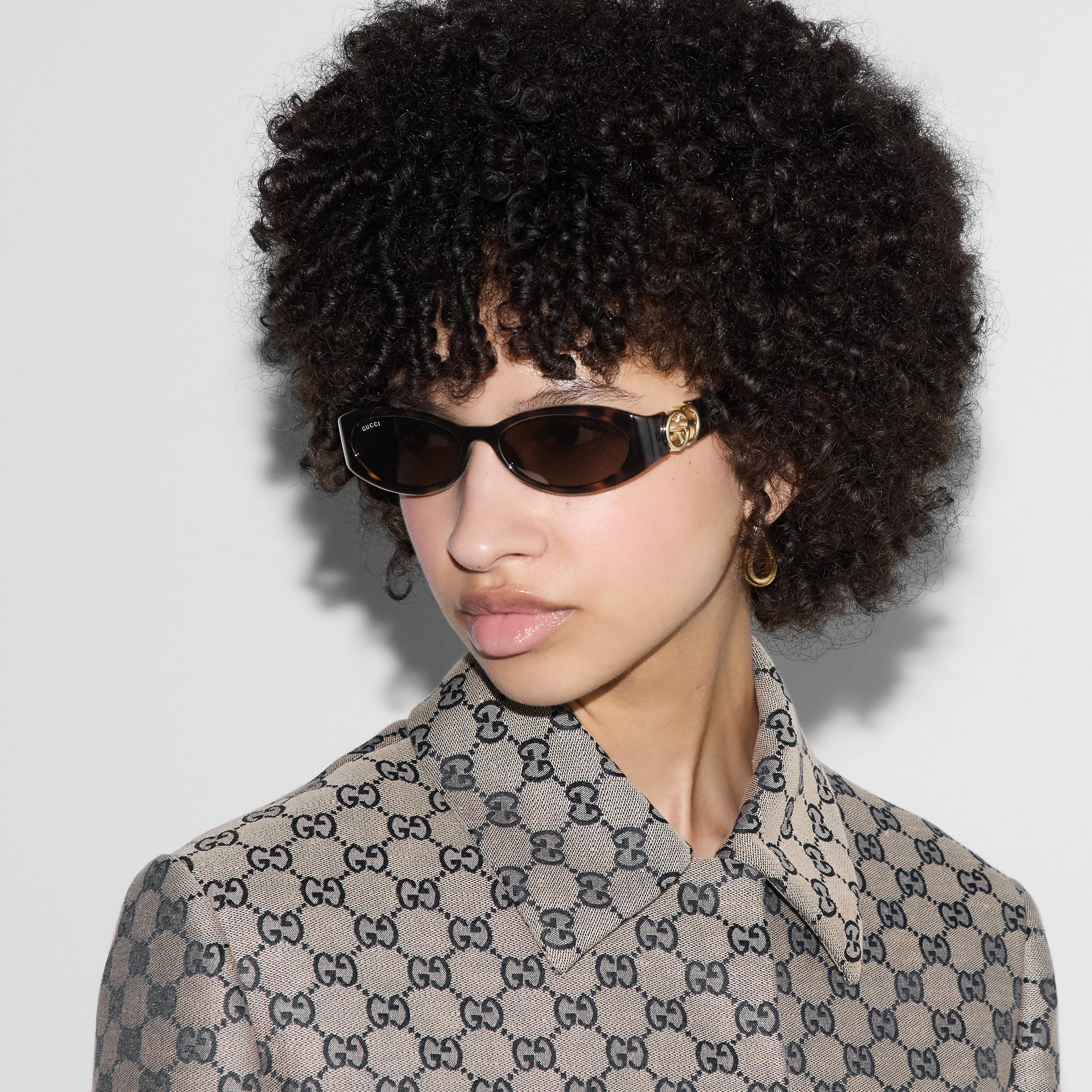 Oval frame sunglasses in tortoiseshell | GUCCI® US
