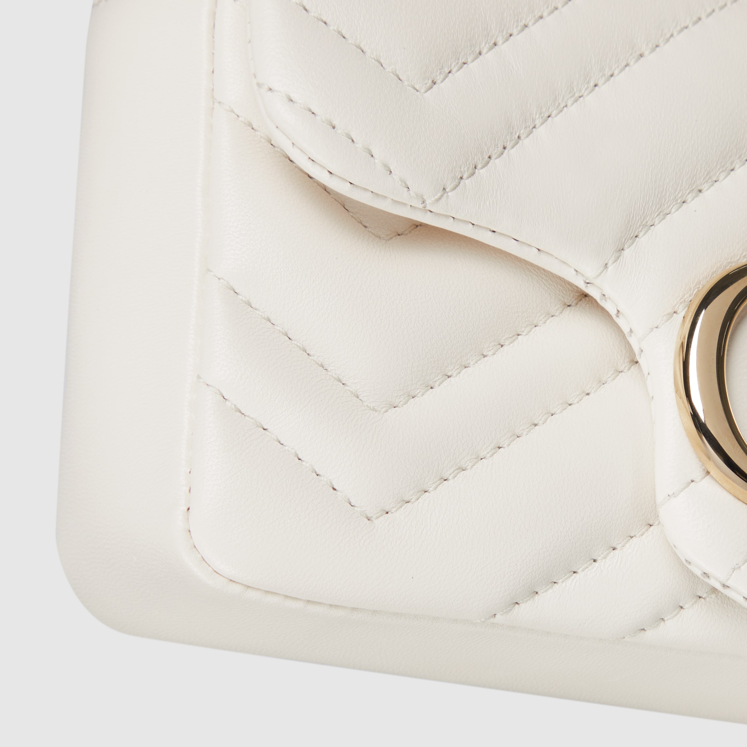 グッチ　スモール　レザー　ウェブ　アタッシュ　ショルダーバック　ホワイト GGマーモント〕ミニ ショルダーバッグ ・ホワイト レザー | GUCCI公式