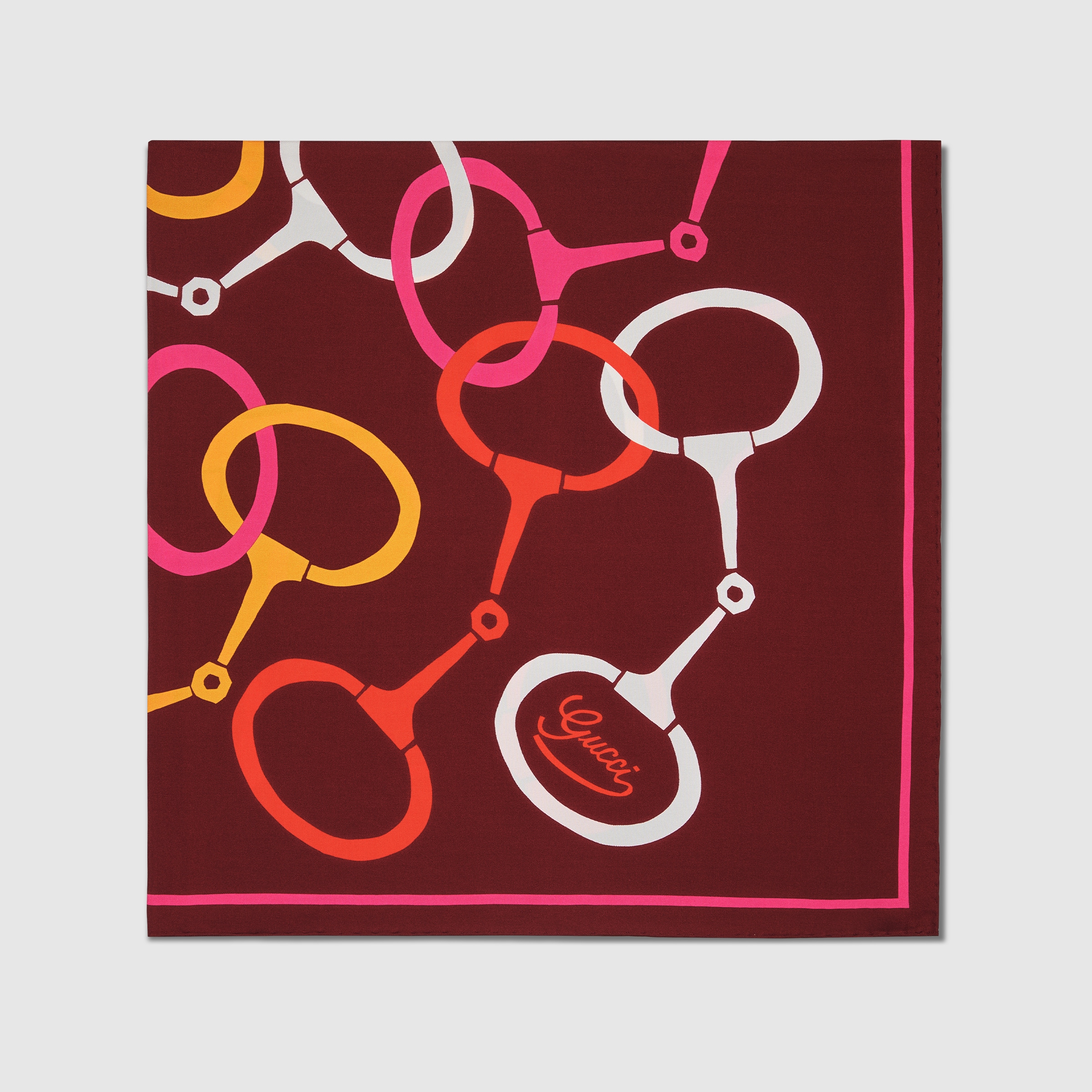 GUCCI　グッチ　大判スカーフ　ボルドー系　5410 90 x 90 プロジェクト プリント シルクスカーフ ・ボルドー | GUCCI公式