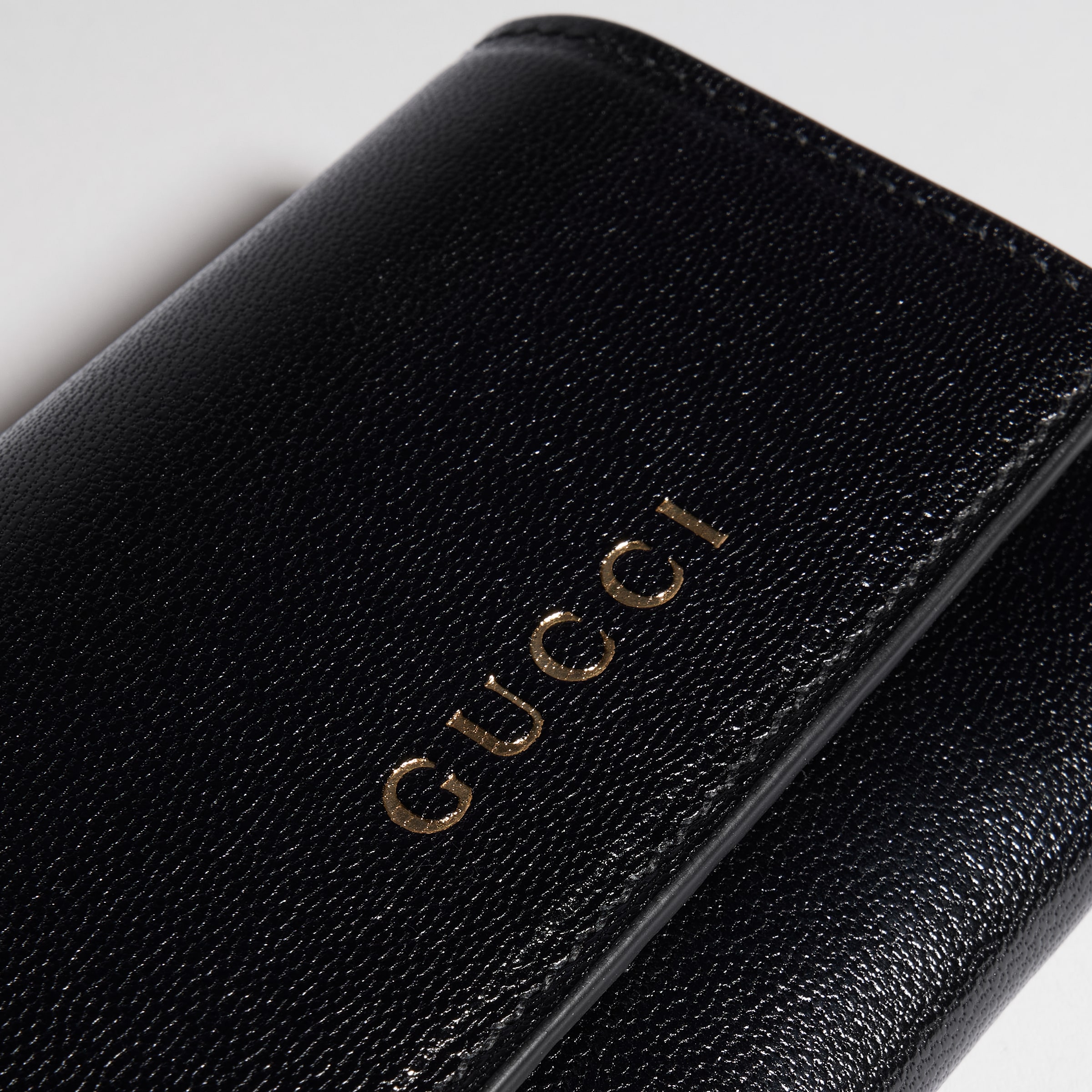GUCCI 二つ折り ケース グッチ レタリング 二つ折りカードケース ・ブラックレザー | GUCCI公式