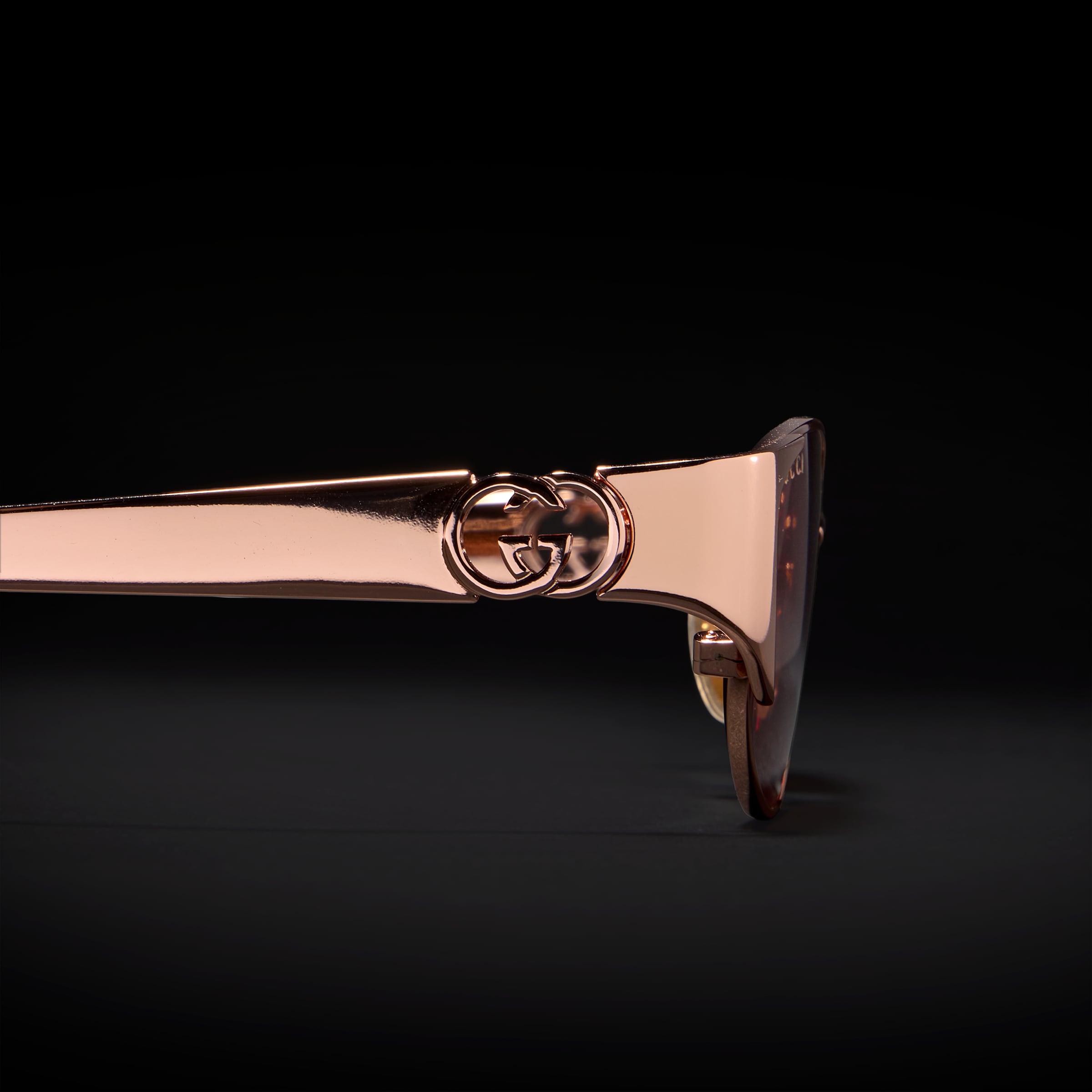 Gafas de sol con montura ovalada en tono dorado | GUCCI® ES