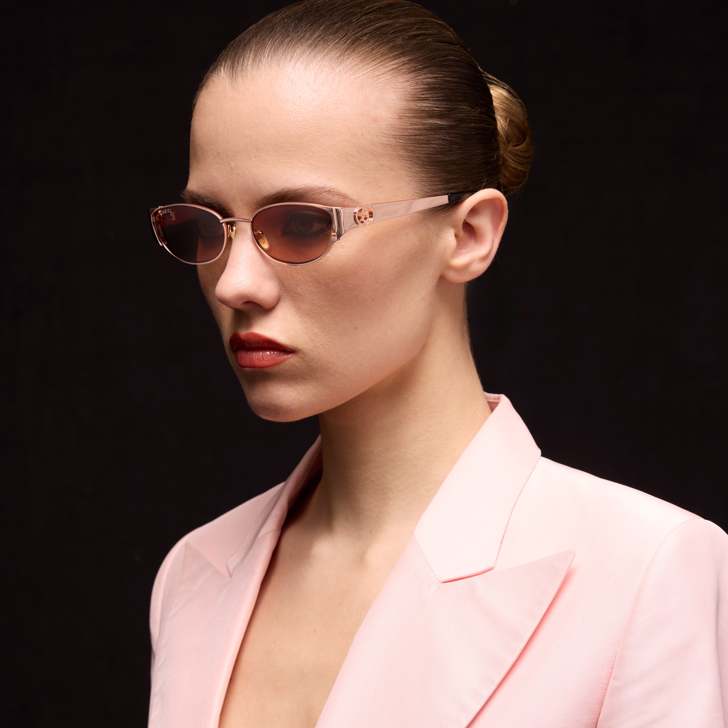Gafas de sol con montura ovalada en tono dorado | GUCCI® ES