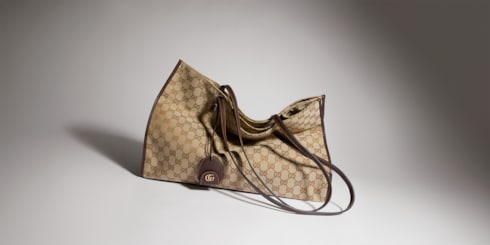 Bolso tote grande con charm