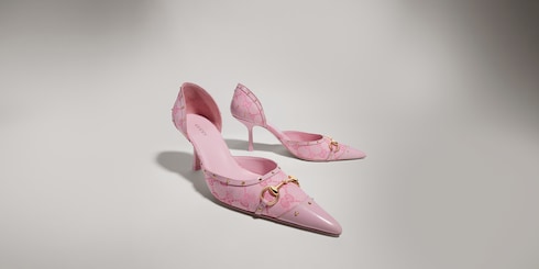 حذاء بكعب عالٍ مرصع بالمسامير مزين بشعار Horsebit للنساء