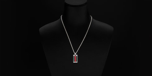 Kette mit Anhänger und Web