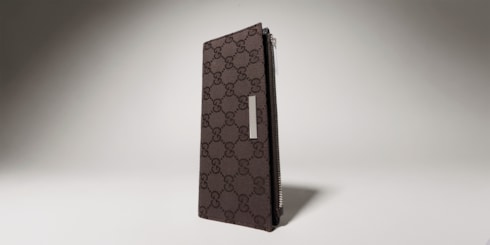 Cartera alargada con placa Gucci