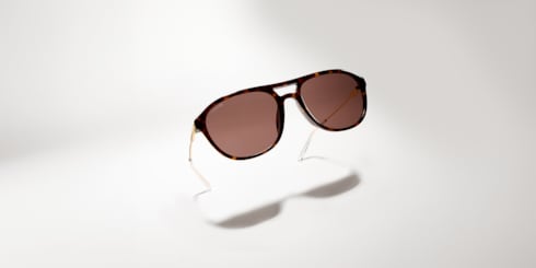 Sonnenbrille mit spezieller Navigator-Form und tief sitzendem Nasensteg