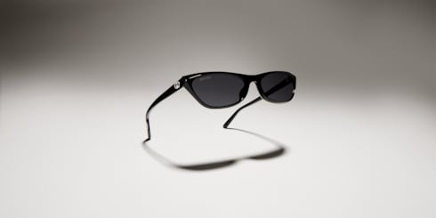 Sonnenbrille mit geometrischem Rahmen