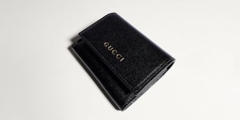 Zweifach faltbares Kartenetui mit Gucci Schriftzug