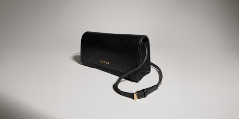 Mini pouch con scritta Gucci