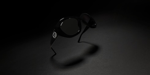Sonnenbrille mit geometrischem Rahmen