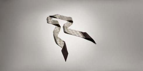 Band aus Seide mit Print