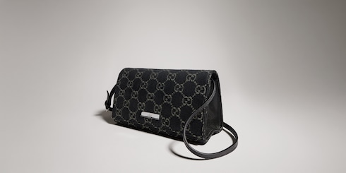 Kleine Pouch mit Riemen und Gucci Plakette