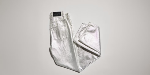 Pantalone in denim con gamba dritta e leggera spalmatura
