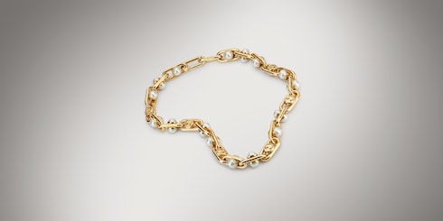Necklace with mobile pearls