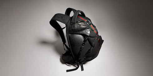 Flap backpack with piston closure