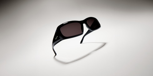 Sonnenbrille mit geometrischem Rahmen