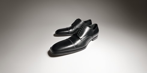 Men's lace-up shoe with embossed logo