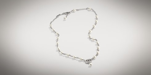 Collana con pendente di perle e cristalli