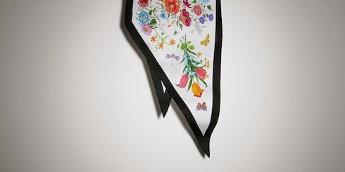 Foulard en forme de losange en twill de soie imprimé