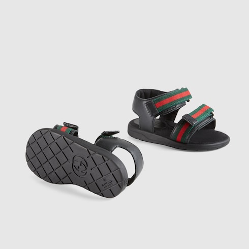 Sandale aus Leder mit Gucci Webstreifen