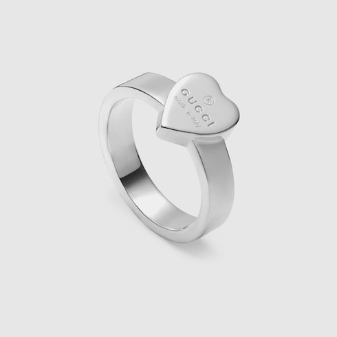 Ring mit Herz-Anhänger und Gucci Markenzeichen