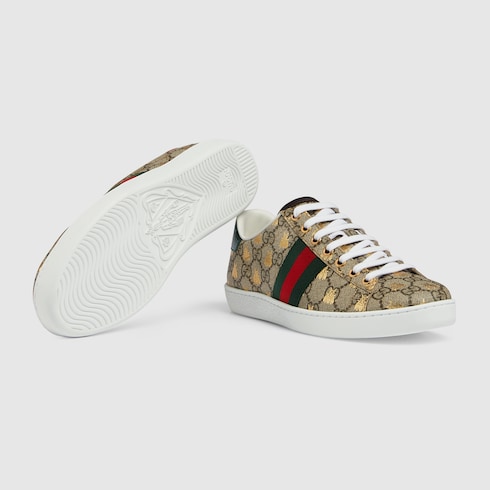 Sneaker Ace donna in tessuto GG Supreme con api in beige ed ebano GUCCI Italia